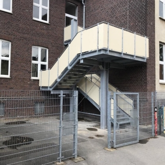 Neue Feuertreppe am Heidegrund